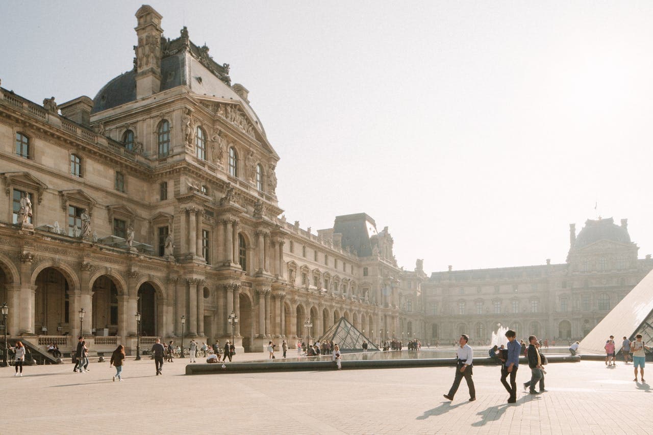 Frontal view of the louvre museum.
