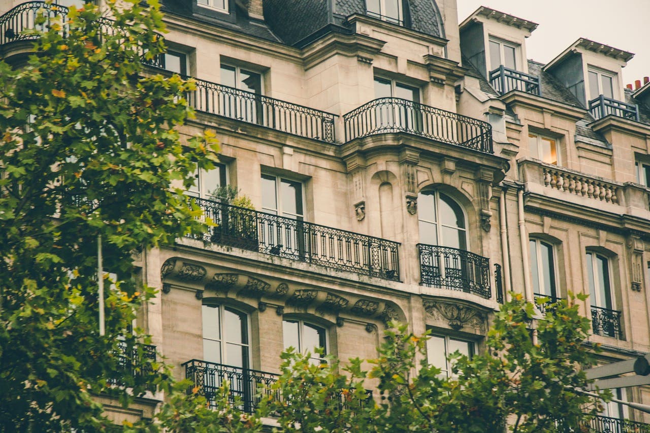 View of a parisia building.