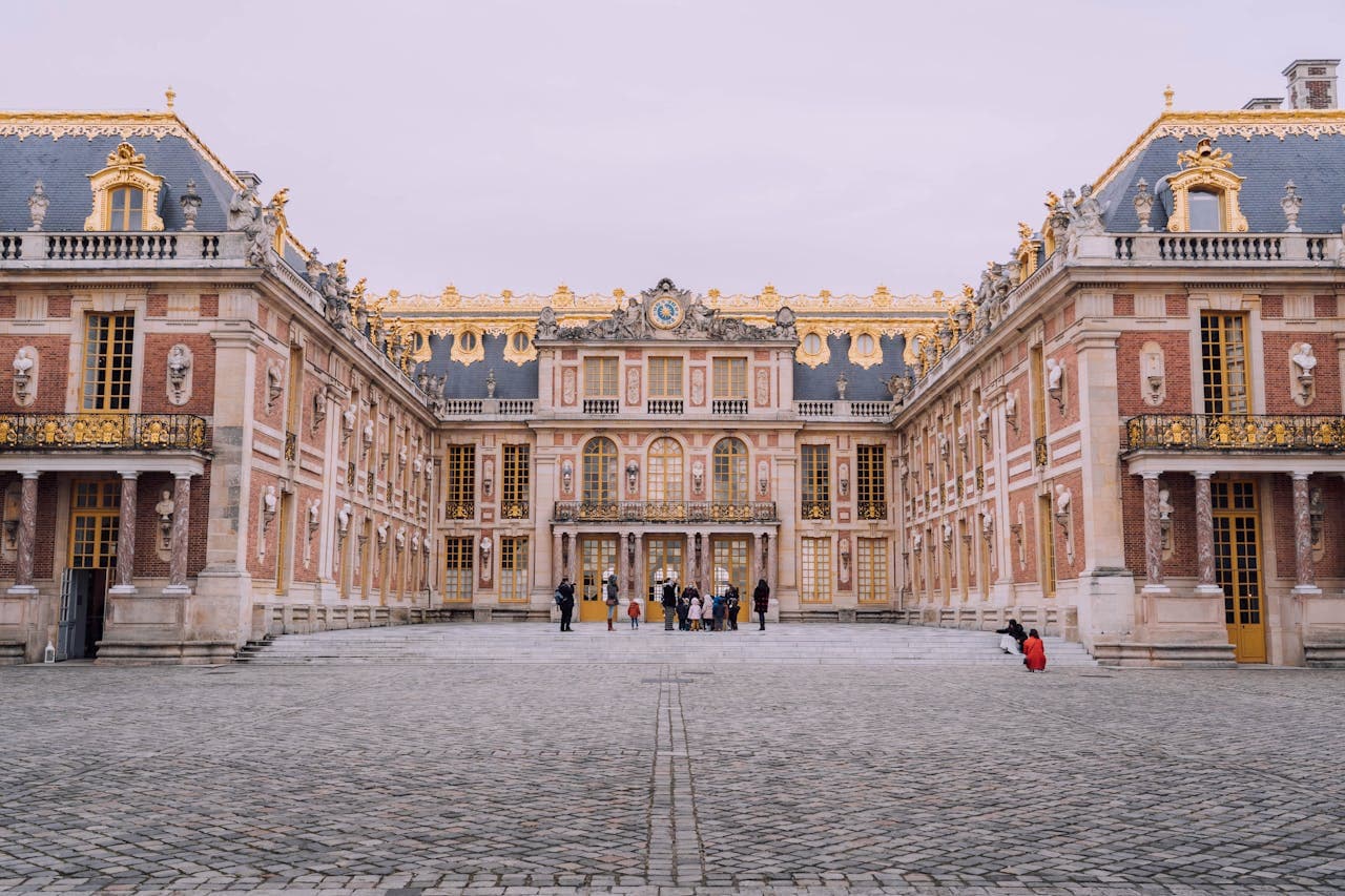 Frontal view of Château de Versailles.