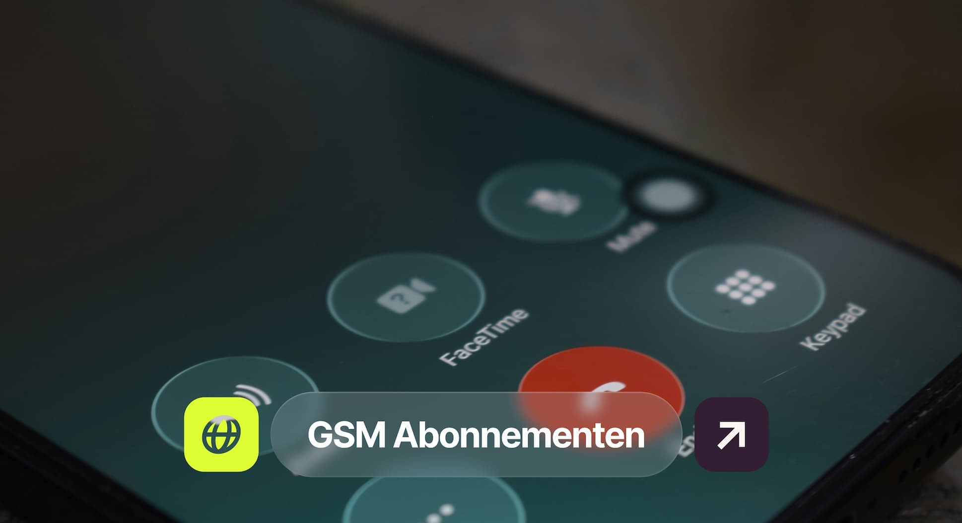 Close-up of a smartphone screen showing call options including FaceTime, mute, keypad, and a highlighted "GSM Abonnementen" overlay.
