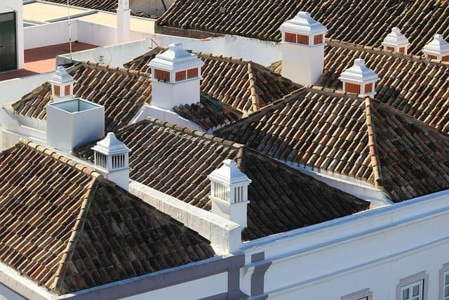 The white and tiled roof of the Paço Episcopal in Faro